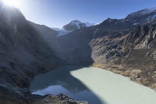 Le glacier et le lac de Trift dans l'Oberland bernois. KEYSTONE/GAETAN BALLY